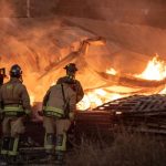Incendio consume tarimera en Ejido Ojo de Agua; bomberos continúan labores