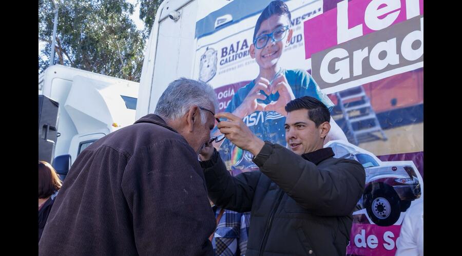 Alcalde Román Cota entrega lentes graduados y acerca servicios médicos a La Rumorosa