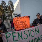 Policías jubilados, incapacitados y viudas de oficiales caídos se manifiestan durante conferencia de la presidenta