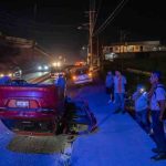 Vuelca vehículo sobre el bulevar Cucapáh; conductor resulta herido