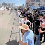 Abren puertas para concierto gratuito de Carín León en Tijuana; calor no detiene a fans